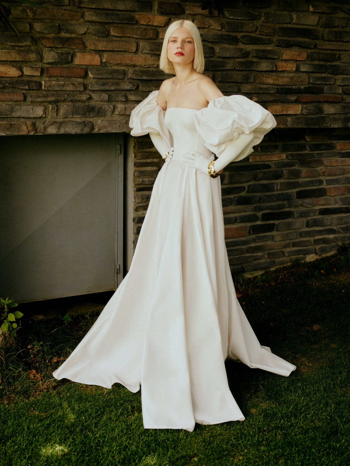STRAPLESS MAXI CORSET DRESS WITH REMOVABLE PUFFY SLEEVES