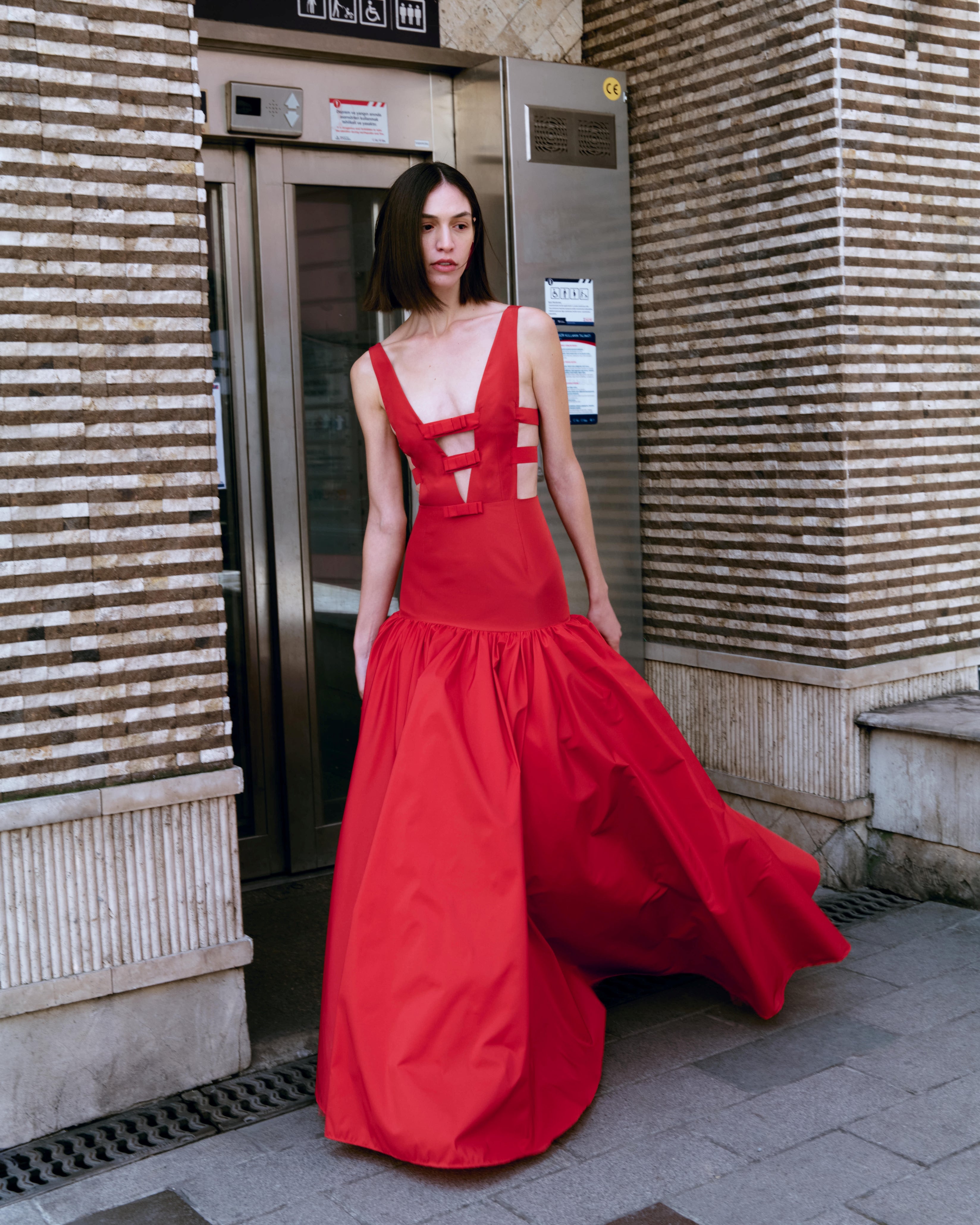 DEEP V NECKLINE GOWN WITH BOW DETAILS – Sudietuz